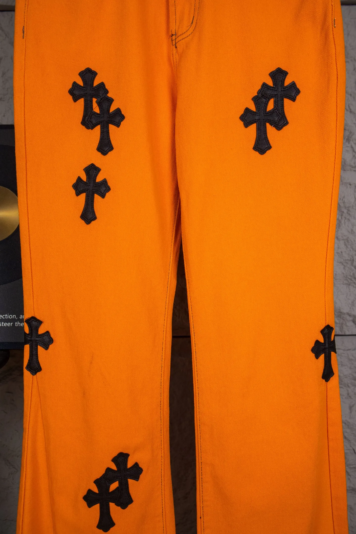 P260 top version Chrome Hearts Orange Cow King patch leather flared jeans 🌞It can be called the most summery style of Chrome Hearts. The vibrant orange is the unique and passionate color of summer. Wearing it, it seems to bring sunshine and dazzling dazzling.  These pants are modified based on Levi's genuine American-made 90 second-hand soleplates, and the quality is guaranteed. The sterling silver hardware accessories are full of texture and reflect fine light as the body moves, giving it a high-end feel. The lambskin leather craftsmanship is exquisite, the soft leather collides with the tough denim, and the design is full of sense.  The bell-bottom style is retro and fashionable. It not only modifies the shape of the legs, but also makes you walk with wind and full aura. Whether paired with a simple white T-shirt or a personalized short top, you can easily create an exclusive trendy look.  🔶The unique orange color stands out among the crowd of jeans and easily becomes the focus of your outfit.  Size covers M-XXL (corresponding to sizes 30-36),
